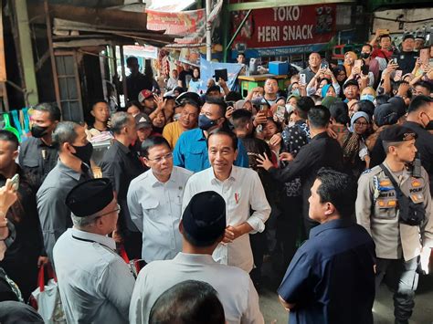 Datang Ke Pasar Tugu Depok Jokowi Pastikan Harga Dan Pasokan Bahan