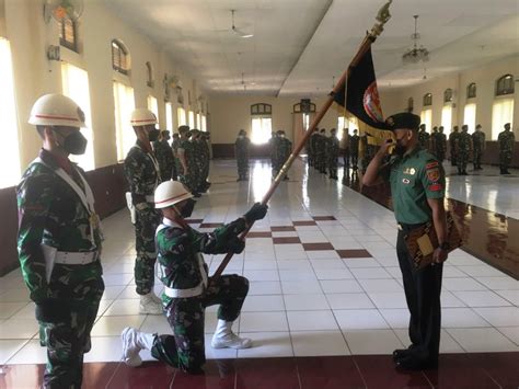 Tiga Prajurit Yonarmed Kostrad Melaksankan Upacara Tradisi Pindah