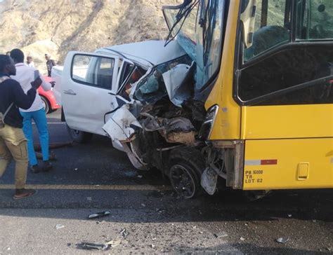 Benguela Colis O Entre Autocarro E Viatura Ligeira Mata Tr S Pessoas E