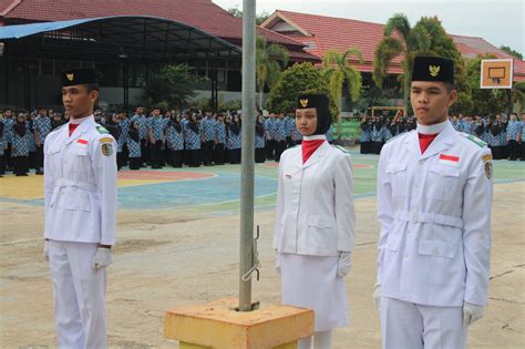 Man Sintang Laksanakan Upacara Peringatan Hardiknas Situs