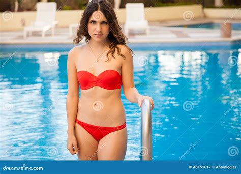 Muchacha Atractiva Del Bikini Que Hace Una Pausa Una Piscina Imagen De Archivo Imagen De