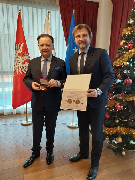 Medal z okazji 100 lecia Radiostacji Babice trafił do Marszałka Adama