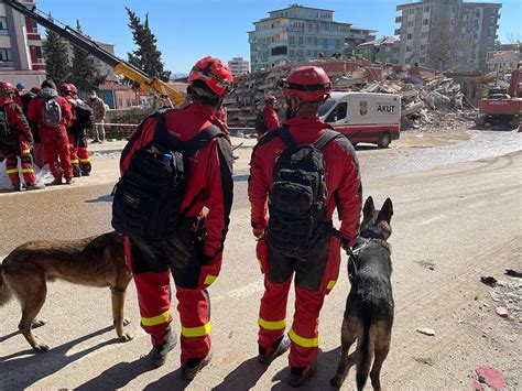 Yabanc Arama Kurtarma Ekipleri Deprem B Lgelerinde Ya Ad Klar Y Rek