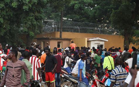 Coup D Tat Au Burkina Faso Tirs De Gaz Lacrymog Nes Depuis L