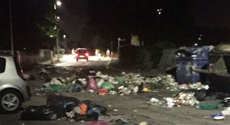 Roma Tor Bella Monaca Invasa Dai Rifiuti I Cittadini Rovesciano I