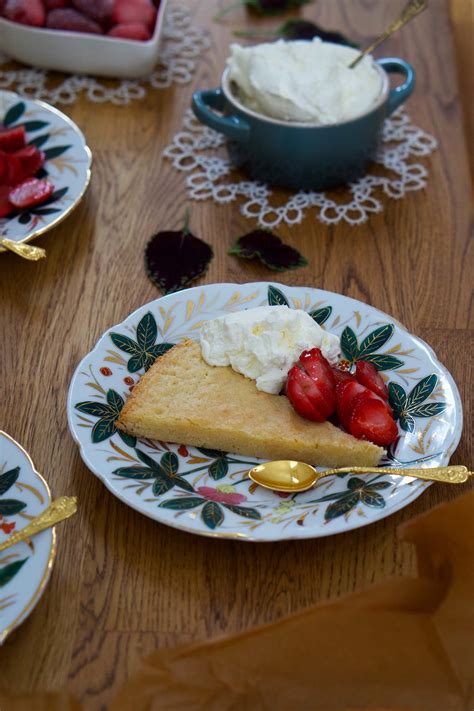 Vit Chokladkladdkaka Med Citron Ljuvligt Gott Och Enkelt Att Baka