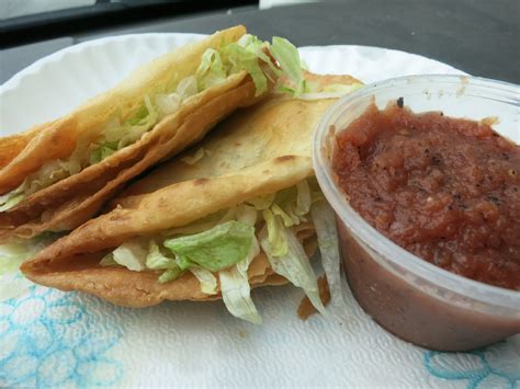 Smokin' Chokin' and Chowing with the King: Gringo Tacos in Illinois