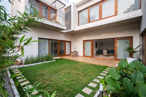 The Urban Courtyard Home / Sudaiva Studio | ArchDaily