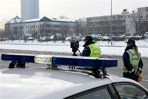 Policija Privela Voza A Koji Je Na Auto Putu Vozio Kilometara Na As