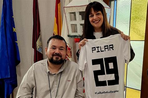 El Alcalde De La Roda Recibe A Pilar Ruiz Varea Una De Las 5 Mujeres