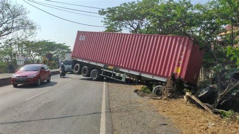 Cerita Kernet Truk Yang Nyungsep Ke Selokan Di Pangenan Cirebon