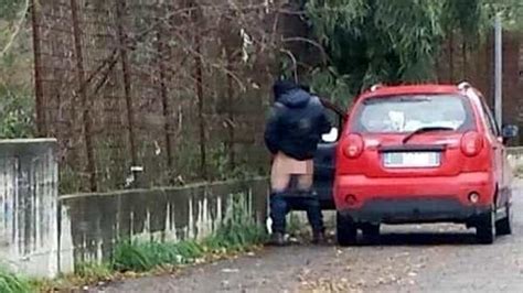 Il Maniaco In Mutande Che Si Aggira Nel Parcheggio Del Supermercato Ma