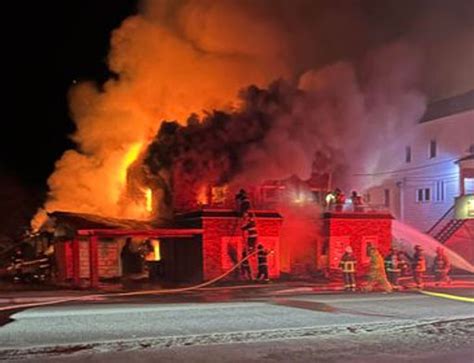 Une Maison D Truite Par Les Flammes Clair