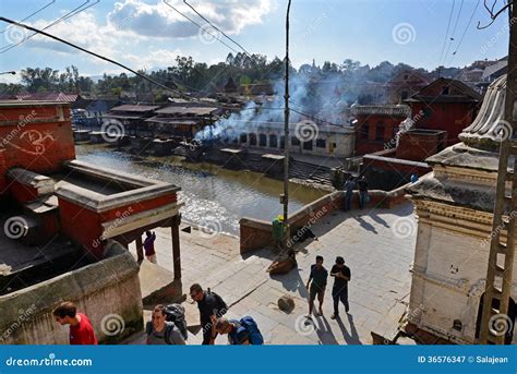 Ghtas Humanos De La Cremaci N A Lo Largo Del R O Santo De Bagmati