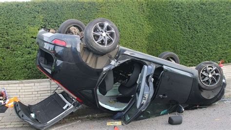 Auto überschlägt sich an Kreuzung und landet auf dem Dach