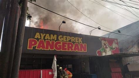 Restoran Cepat Saji Di Bandung Hangus Terbakar Dua Karyawan Jadi