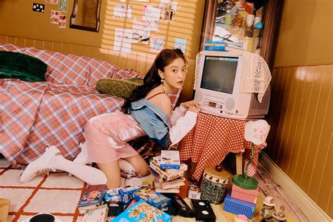 Red Velvet The 6th Mini Album Queendom Homecoming YERI Red