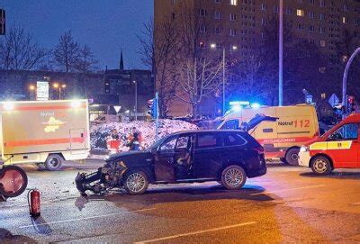 Zwei Verletzte Nach Kreuzungscrash In Chemnitz Blick Chemnitz