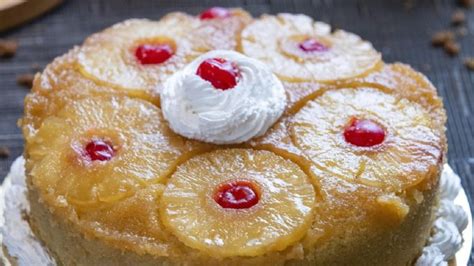 Prepara un delicioso pastel volteado de piña con cerezas gracias a esta