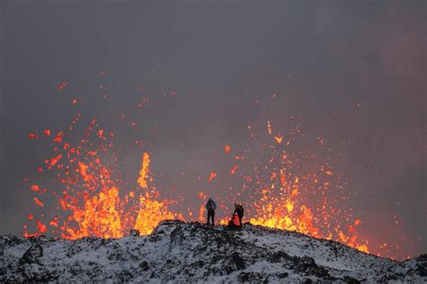 Solo dos chimeneas del volcán de Islandia expulsan lava