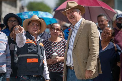 Entrega Enrique Vega Carriles obras de urbanización y alumbrado público