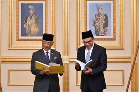 GALERI GAMBAR PM ANWAR SEMBAH MAKLUM KEPADA AGONG BELANJAWAN 2023