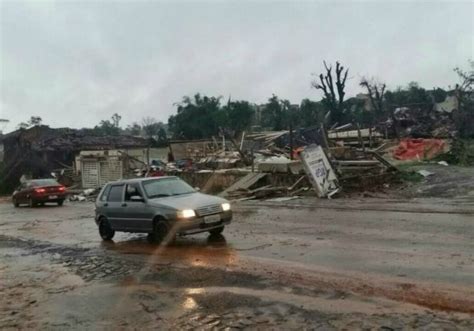 Tornado deixa dois mortos e rastro de destruição em Xanxerê Tornado