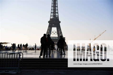 Les Anneaux Olympiques Poses Sur Le Tour Eiffel Vendeurs A La Sauvette