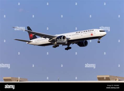 Air Canada Boeing 777 300er C Fitu Landing At Pearson Airport