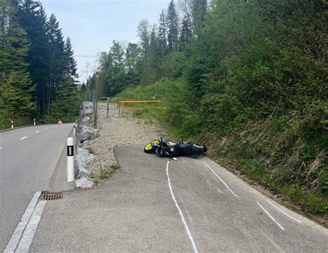 G Hwil Sg Junger Motorradlenker Bei Unfall Verletzt