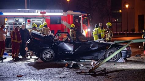 Schwerer Unfall In Berlin Biesdorf Auto Kracht Gegen Ampelmast Ein Toter