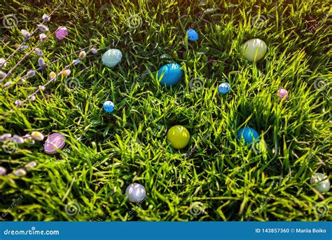 Easter Feliz Ovos Da P Scoa Escondidos Na Grama Da Mola Foto De Stock