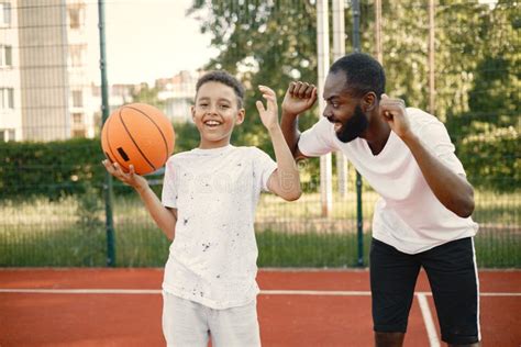 Pai Negro Filho Jogando Basquete Juntos No Campo De Basquete Imagem