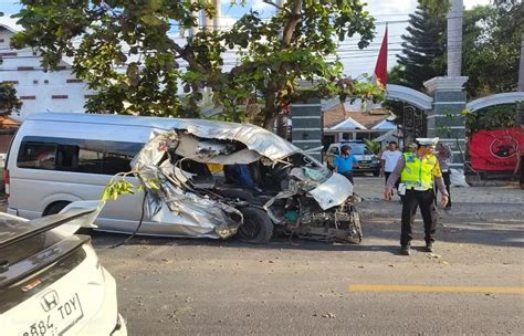 Mobil Travel Hantam Pohon Di Jalan Raya Singaraja Gilimanuk Terguling