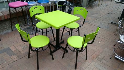 Juego 4 Sillas Karla Y Mesa Plastico Para Restaurante Y Bar 115000