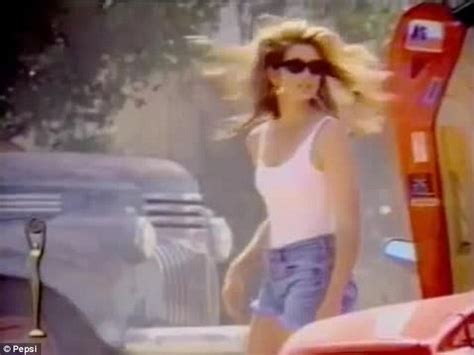 Cindy Crawford Relives Her Iconic Super Bowl Pepsi Advert Daily Mail