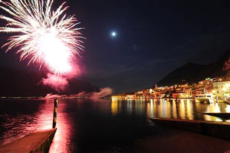 Agosto Il Mese Dei Fuochi D Artificio Gardapost