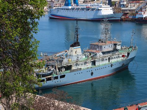 Судно размагничивания СР-939 Черноморского флота у причала