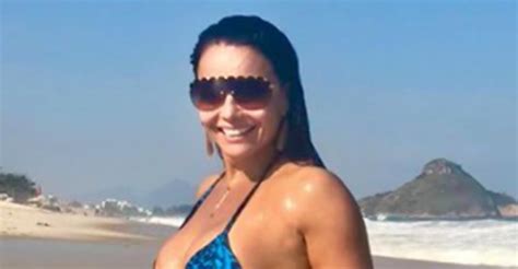 De Biqu Ni Viviane Ara Jo Exibe O Corpo Sarado Na Praia