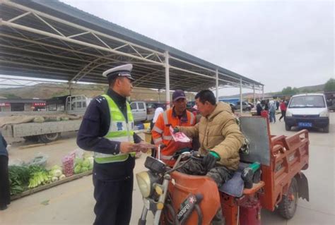 美丽乡村行｜交警“赶大集”零距离送交通安全澎湃号·政务澎湃新闻 The Paper