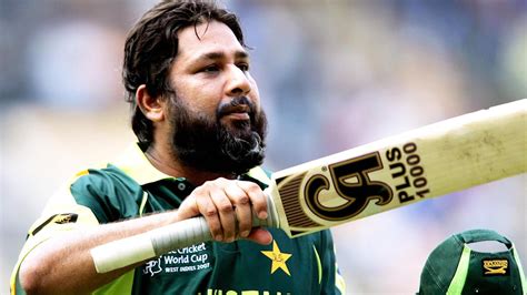 Cricket Pakistan Great Inzamam Ul Haq Rushed To Hospital Yahoo Sport