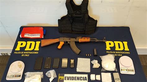 Detienen a delincuente con fusil de guerra réplica y droga en Viña del