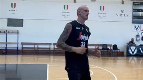 Achille Polonara Torna Ad Allenarsi Con La Virtus Bologna Dopo L