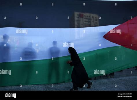 La Juventud Palestina Posa Frente A Su Bandera Nacional Durante Las