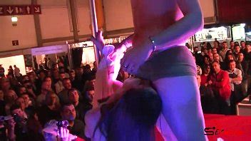 Chupar duro y follar con jovencita en público Nina Love XVIDEOS
