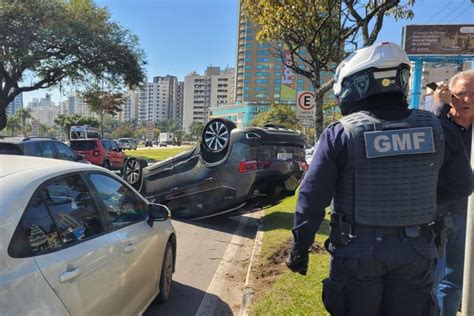 Carro capota após colisão na Beira Mar em Florianópolis