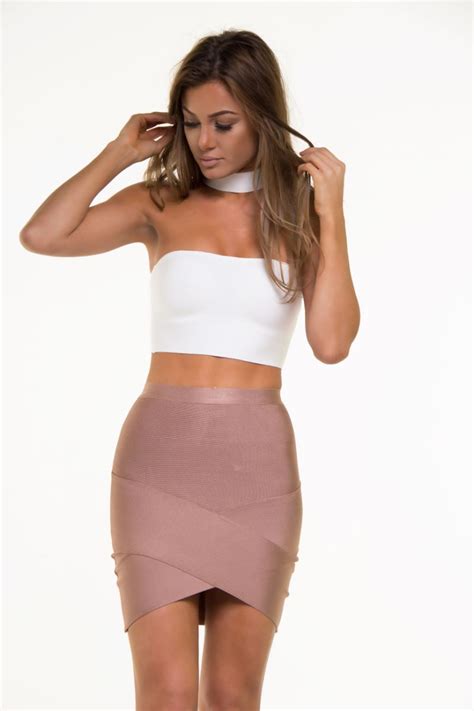 Getting The Stylish Look With Bandage Skirts