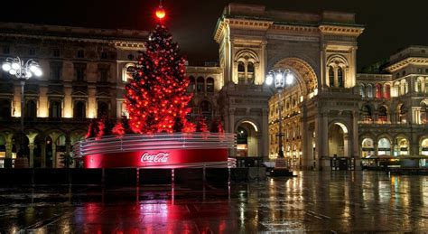 Milano L Albero Di Natale Si Accende In Piazza Duomo Luned Altri