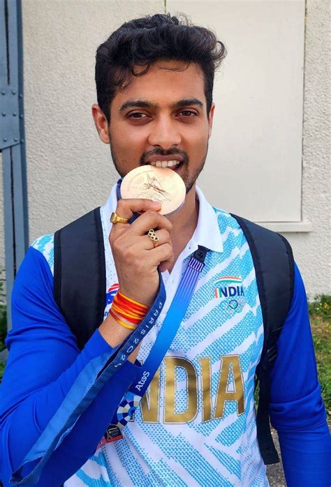 Chateauroux India S Swapnil Kusale Poses With His Bronze Medal After