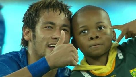 Buena Onda Neymar Deja Pasar A Niño Sudafricano A La Cancha Y Lo Lleva A Un Malteo Brasileño